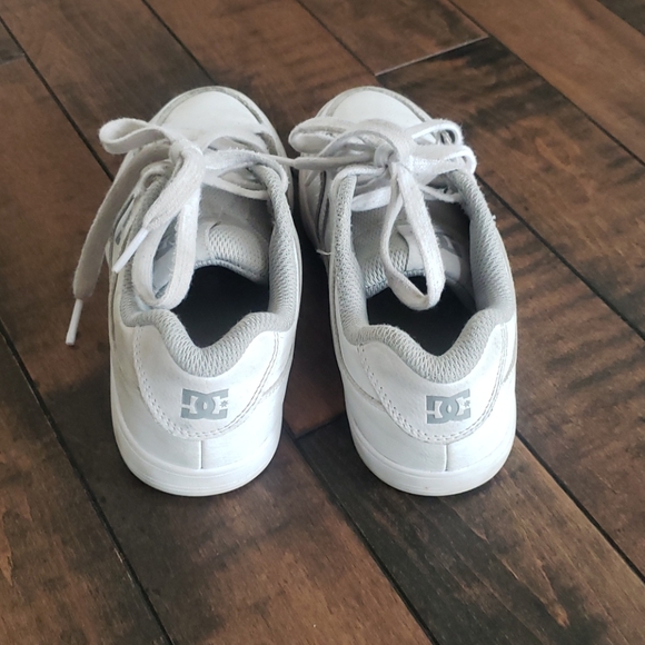 DC shoes, white leather. Kids size 2. - Picture 3 of 6